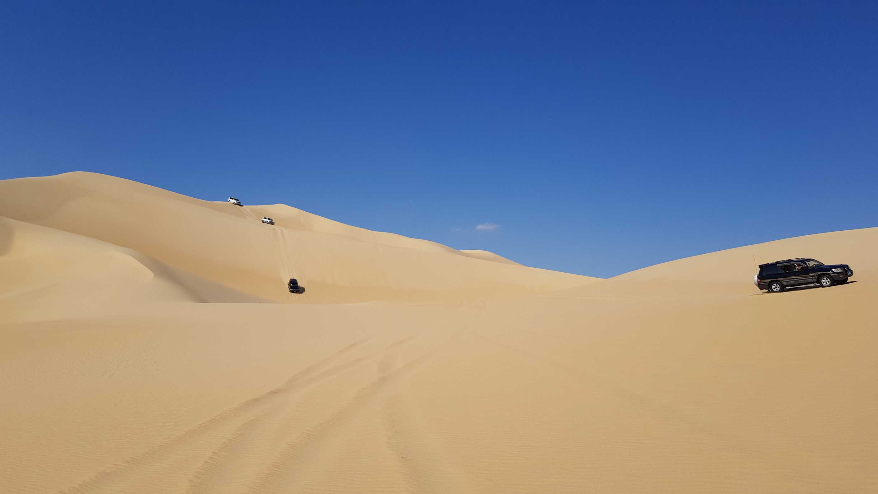 Bumpy V8 ride through sand dunes